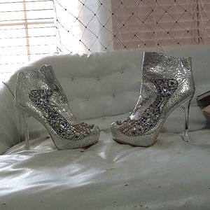Women Crystalized high heels size 8.5 beautiful silver color